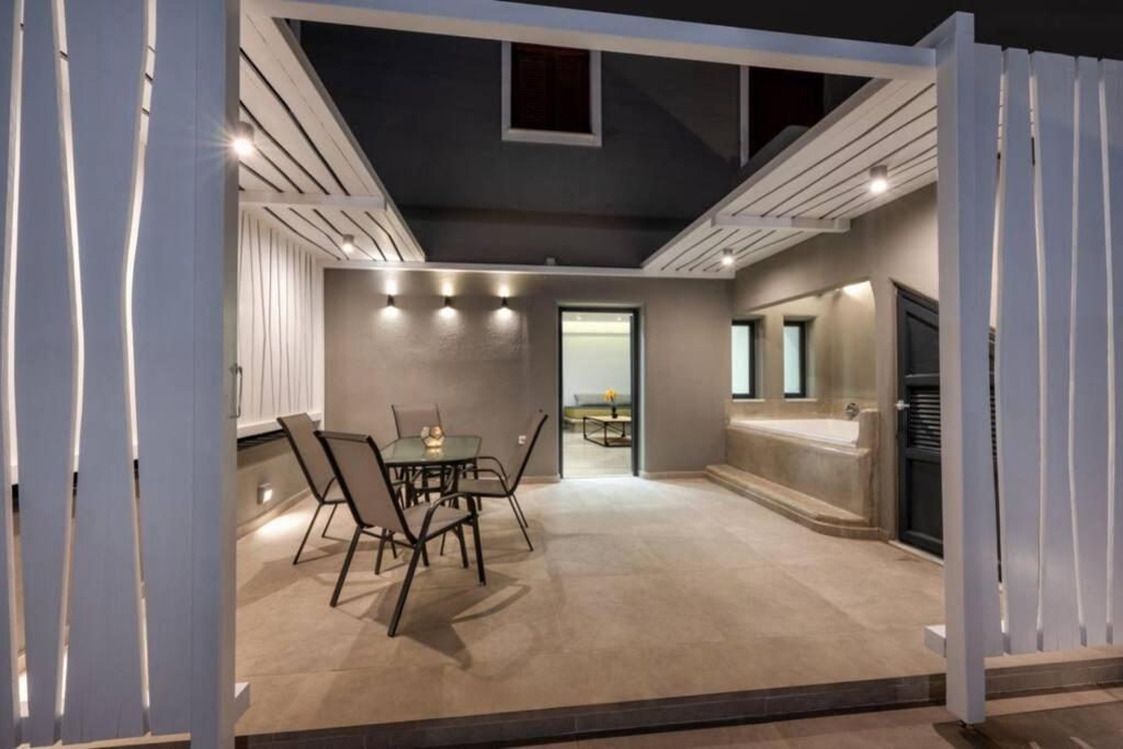 Christianna & George Luxury Hot Tub Apartment Fira  Bagian luar foto