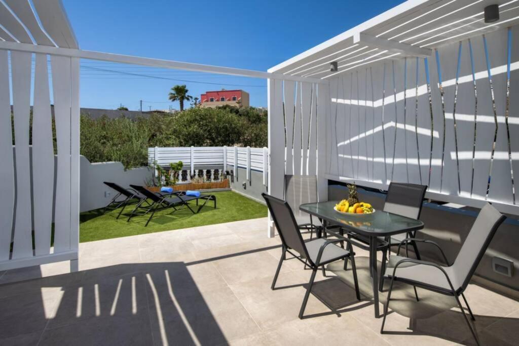 Christianna & George Luxury Hot Tub Apartment Fira  Bagian luar foto