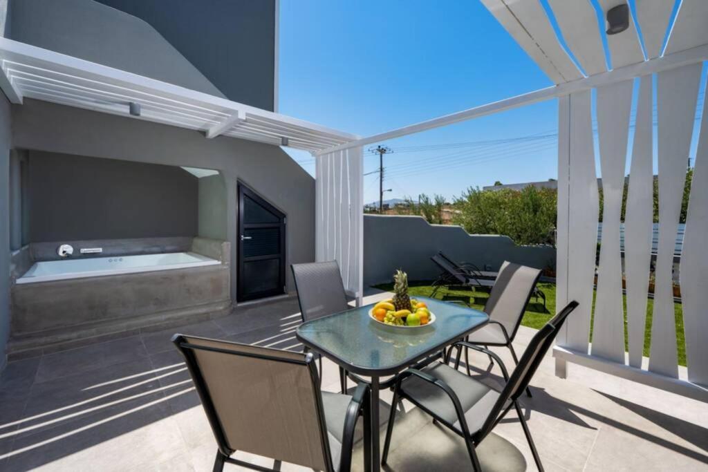 Christianna & George Luxury Hot Tub Apartment Fira  Bagian luar foto