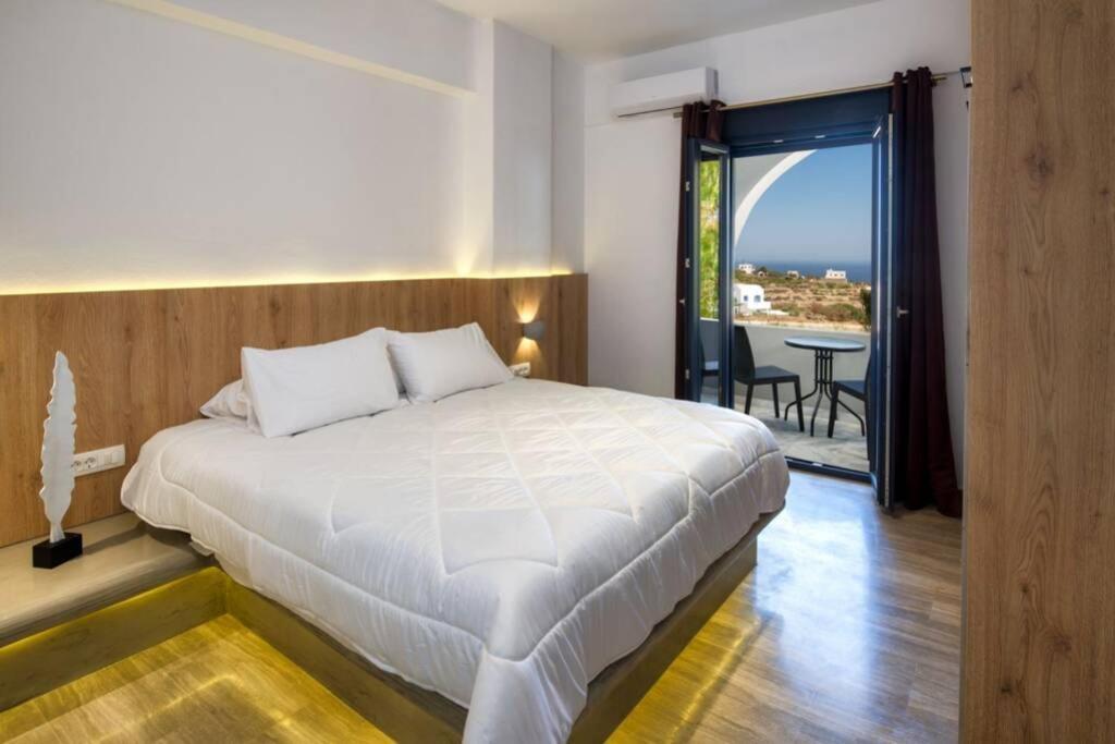 Christianna & George Luxury Hot Tub Apartment Fira  Bagian luar foto