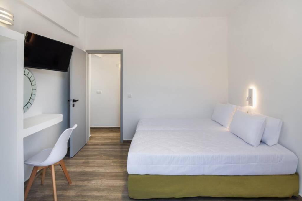 Christianna & George Luxury Hot Tub Apartment Fira  Bagian luar foto