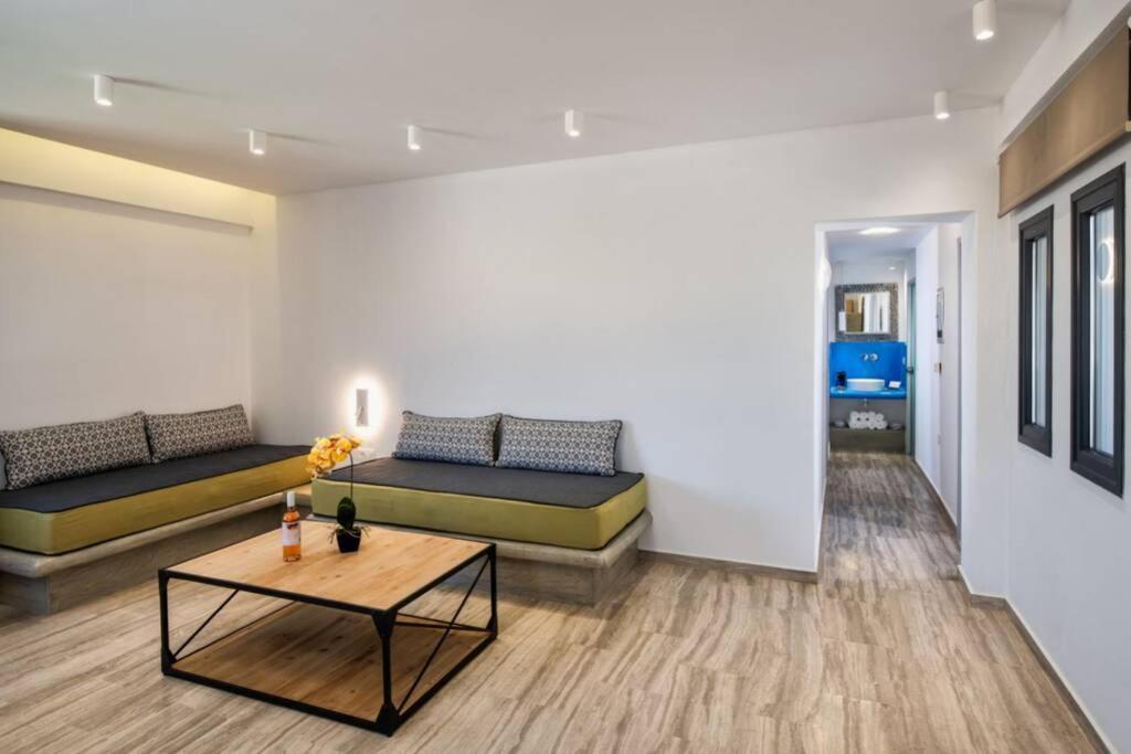 Christianna & George Luxury Hot Tub Apartment Fira  Bagian luar foto