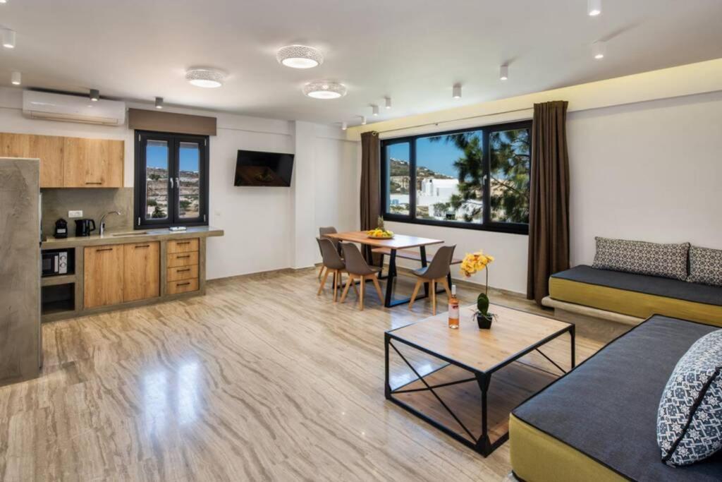 Christianna & George Luxury Hot Tub Apartment Fira  Bagian luar foto