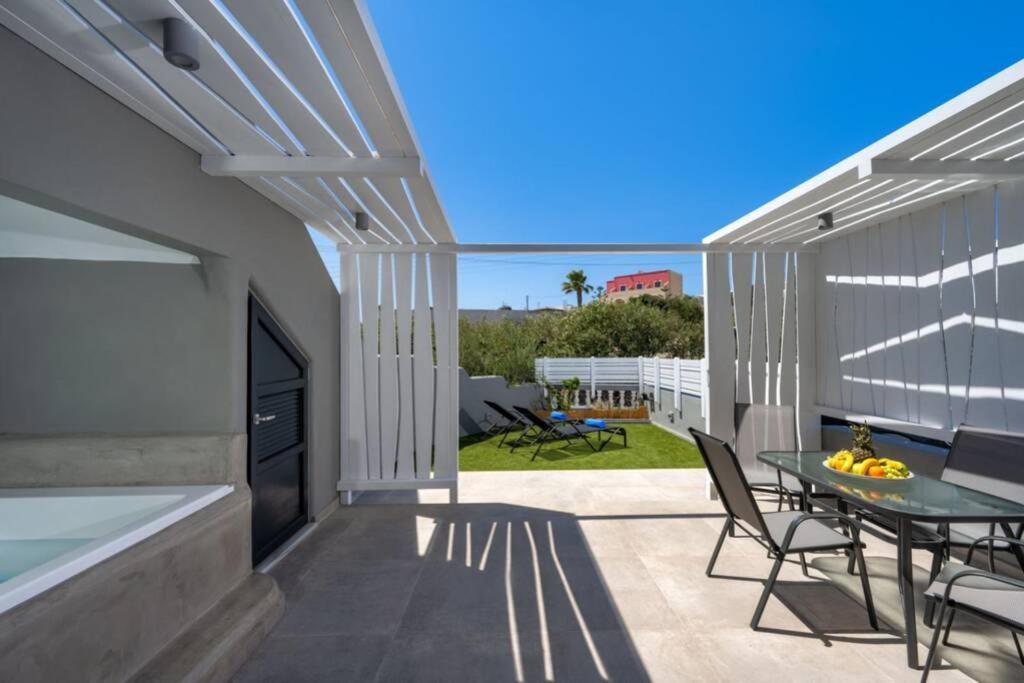 Christianna & George Luxury Hot Tub Apartment Fira  Bagian luar foto