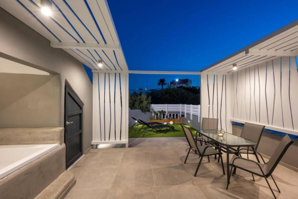 Christianna & George Luxury Hot Tub Apartment Fira  Bagian luar foto