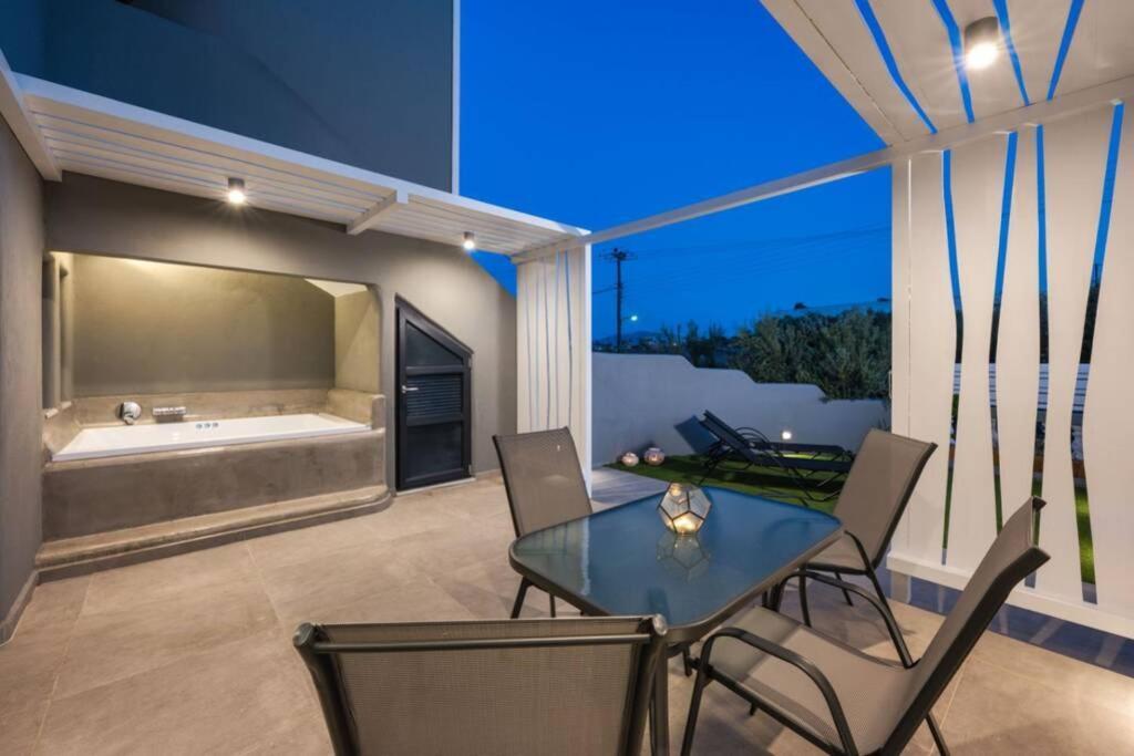 Christianna & George Luxury Hot Tub Apartment Fira  Bagian luar foto