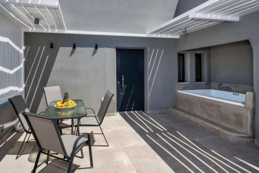 Christianna & George Luxury Hot Tub Apartment Fira  Bagian luar foto