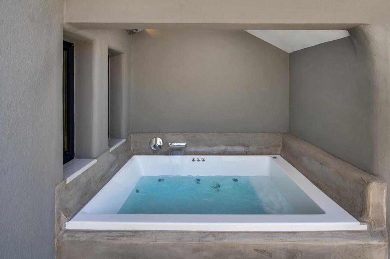 Christianna & George Luxury Hot Tub Apartment Fira  Bagian luar foto