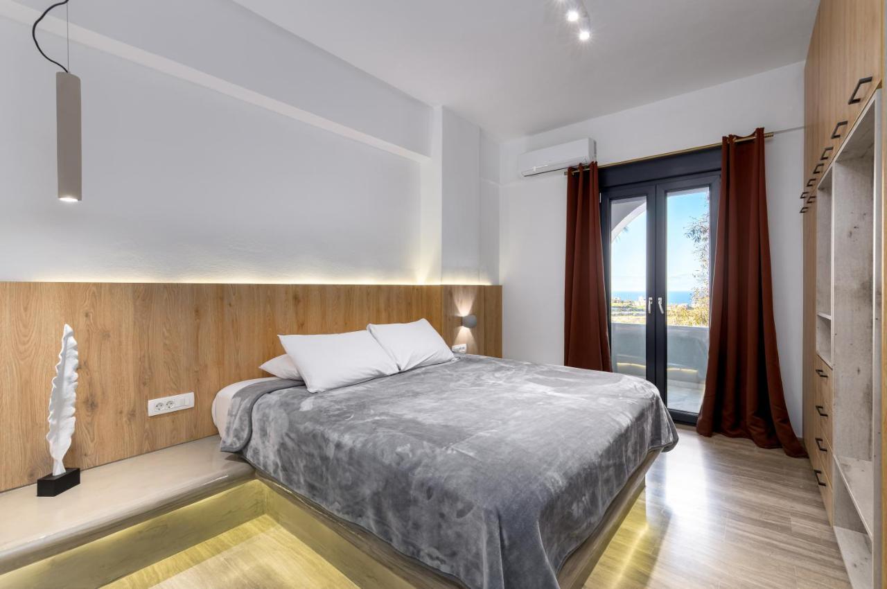 Christianna & George Luxury Hot Tub Apartment Fira  Bagian luar foto