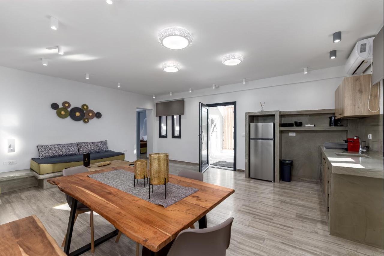 Christianna & George Luxury Hot Tub Apartment Fira  Bagian luar foto