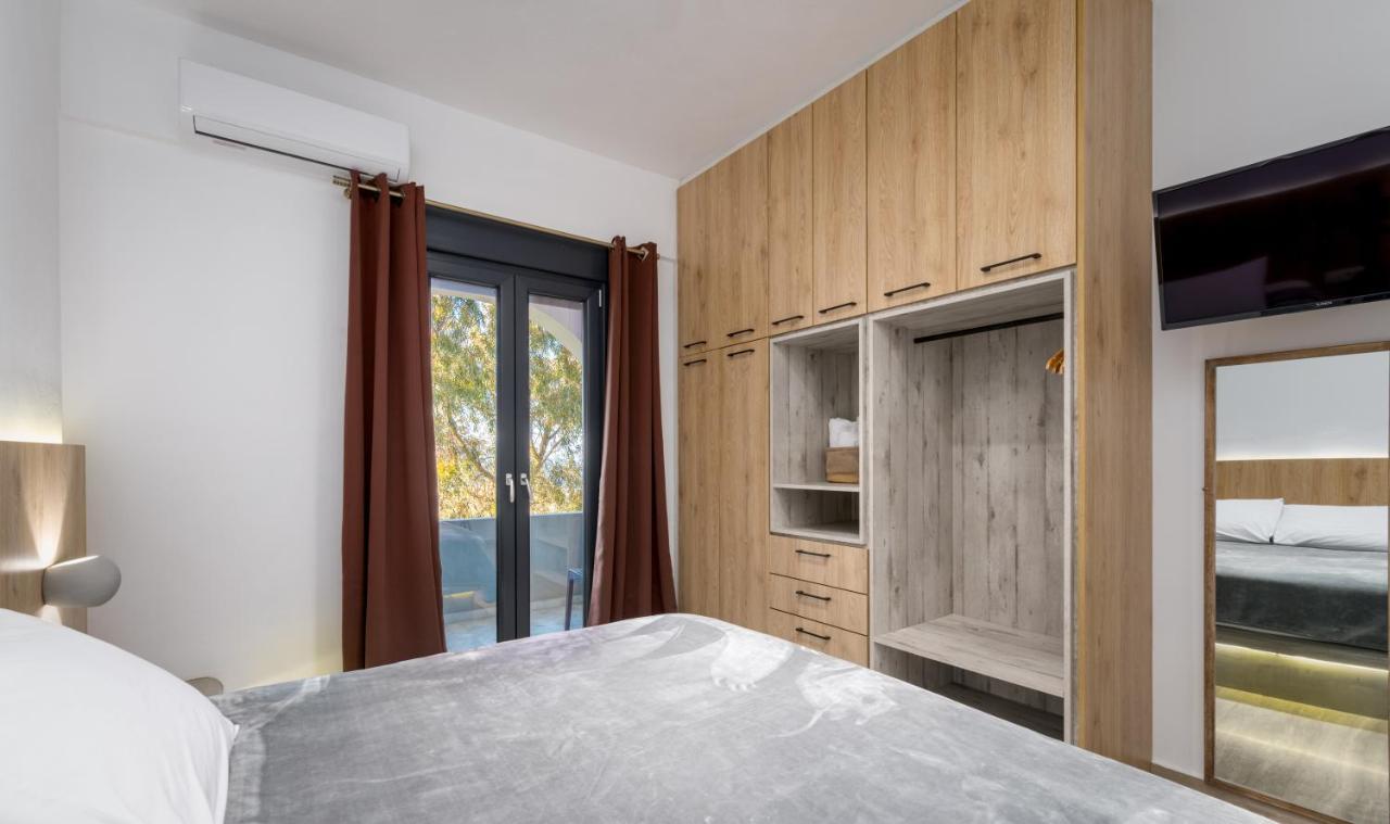 Christianna & George Luxury Hot Tub Apartment Fira  Bagian luar foto