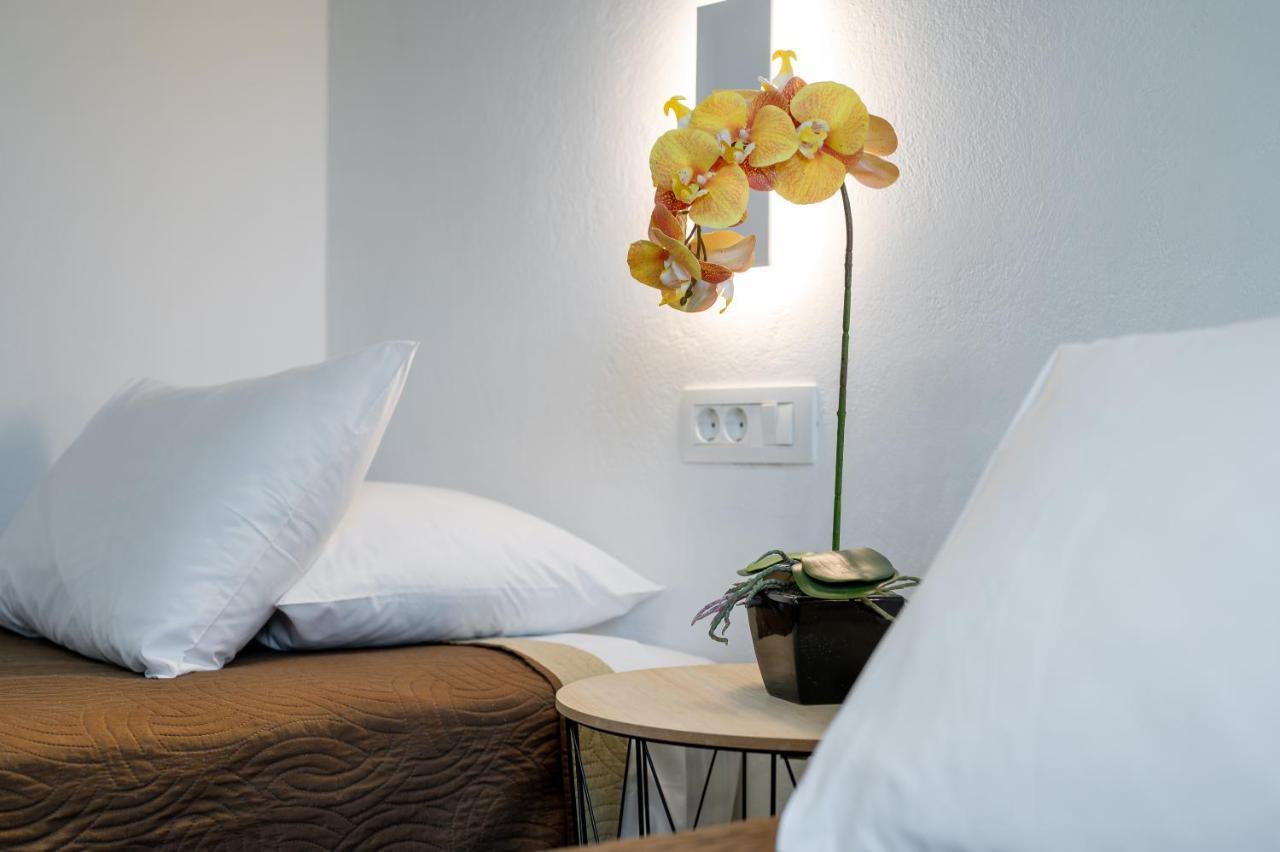 Christianna & George Luxury Hot Tub Apartment Fira  Bagian luar foto