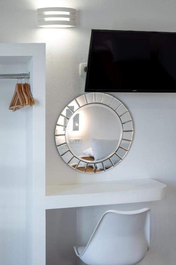 Christianna & George Luxury Hot Tub Apartment Fira  Bagian luar foto