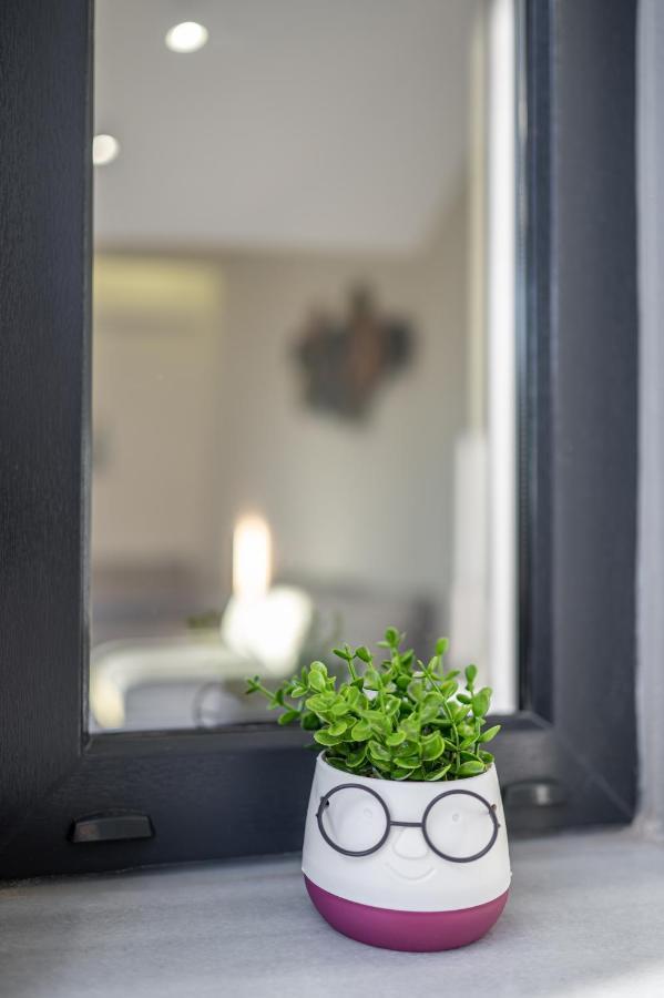 Christianna & George Luxury Hot Tub Apartment Fira  Bagian luar foto