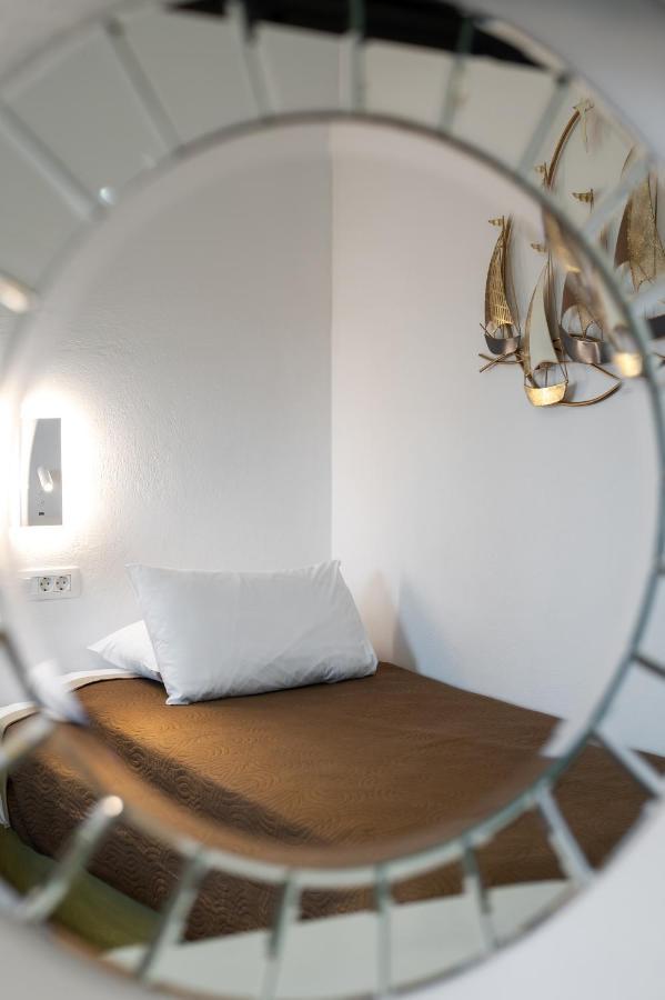 Christianna & George Luxury Hot Tub Apartment Fira  Bagian luar foto