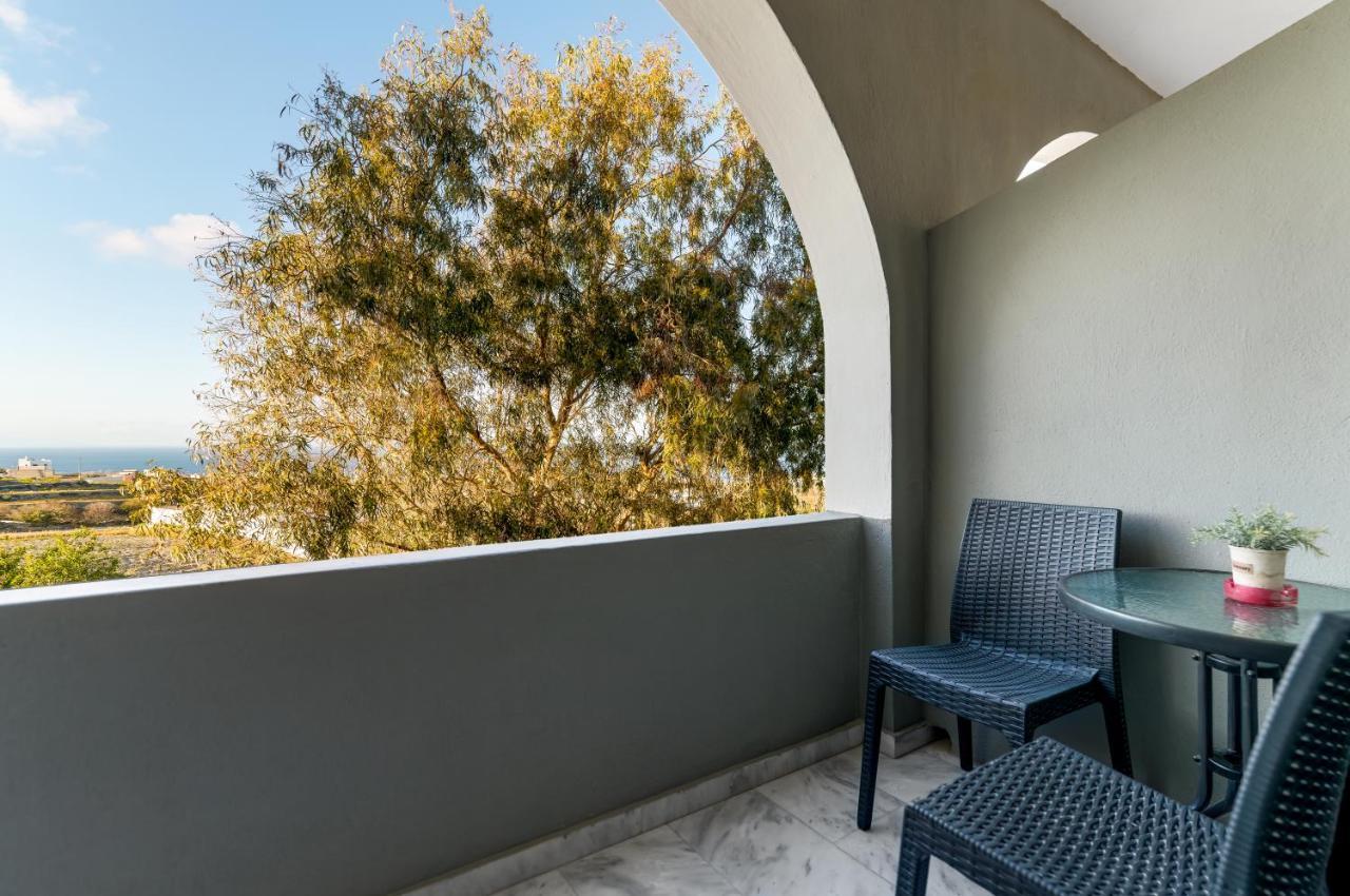 Christianna & George Luxury Hot Tub Apartment Fira  Bagian luar foto